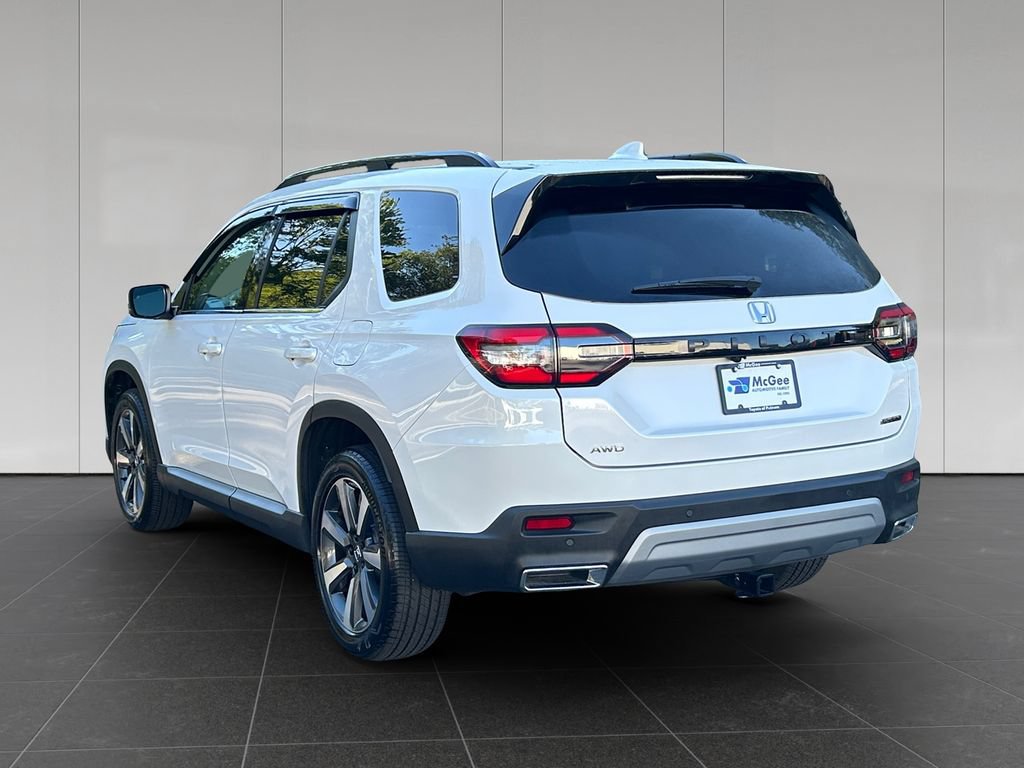 Used 2025 Honda Pilot Touring image 3