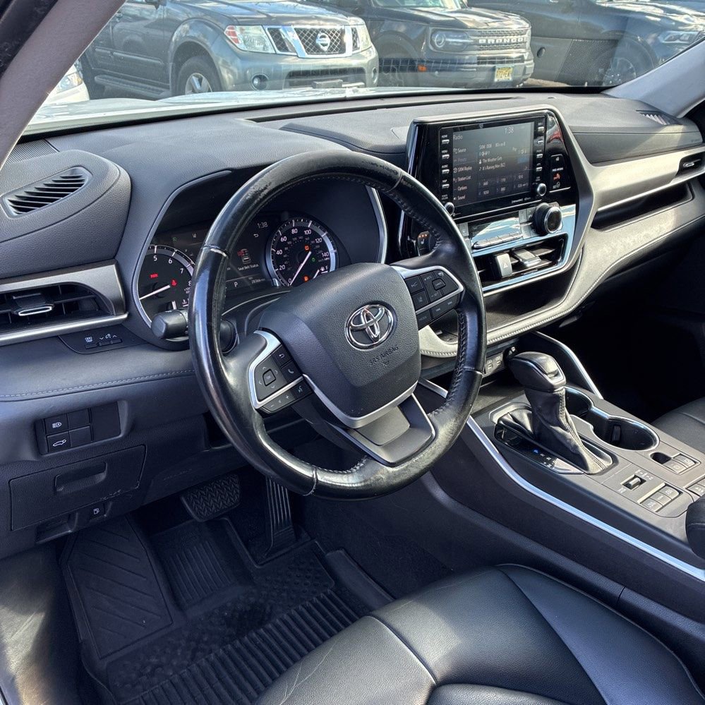 Used 2022 Toyota Highlander XLE image 9