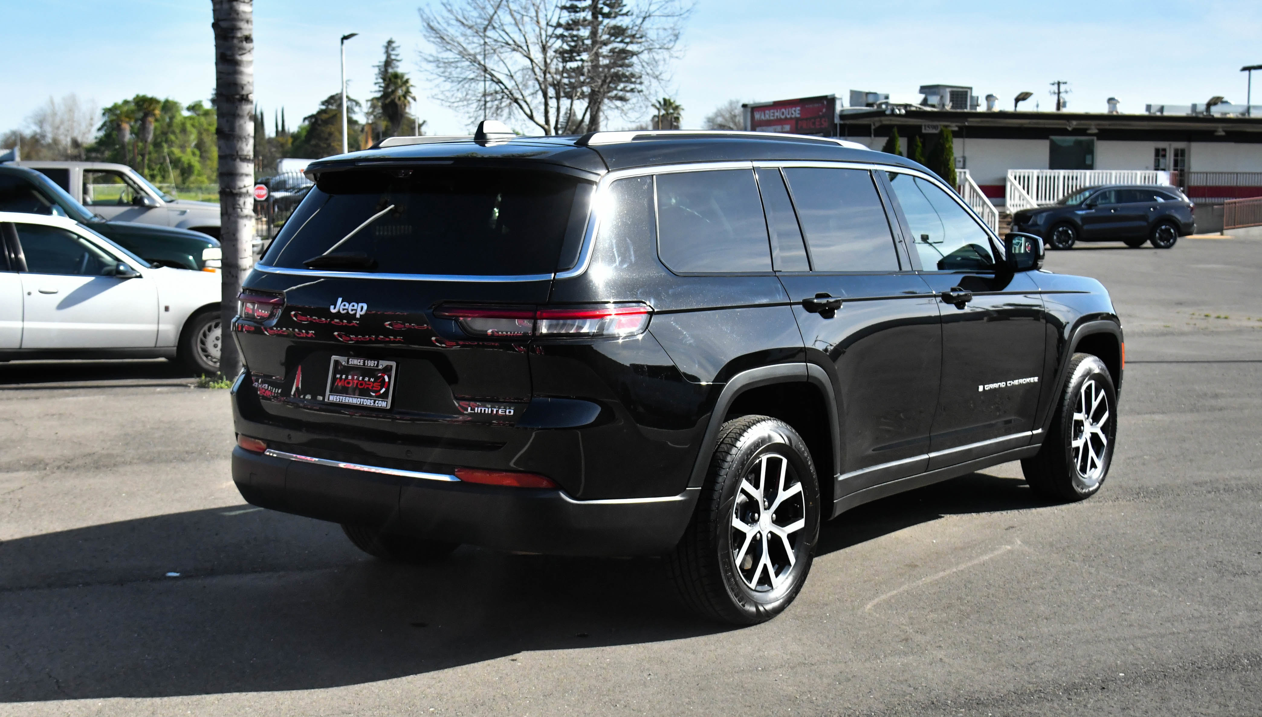Used 2024 Jeep Grand Cherokee L Limited w/ Luxury Tech Group II image 8