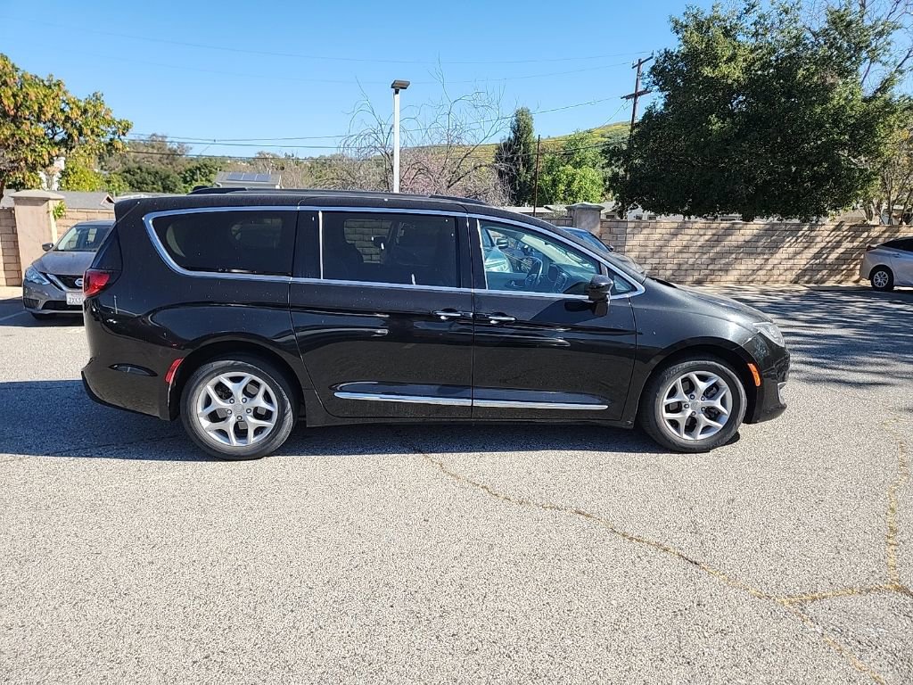Used 2017 Chrysler Pacifica Touring-L image 6