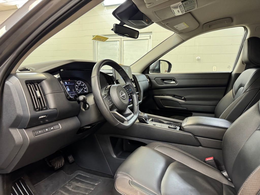 Used 2025 Nissan Pathfinder SL AWD/4WD image 12