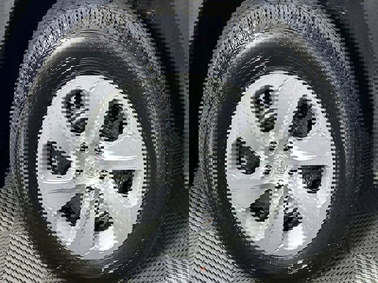 Used 2022 Toyota RAV4 LE image 10