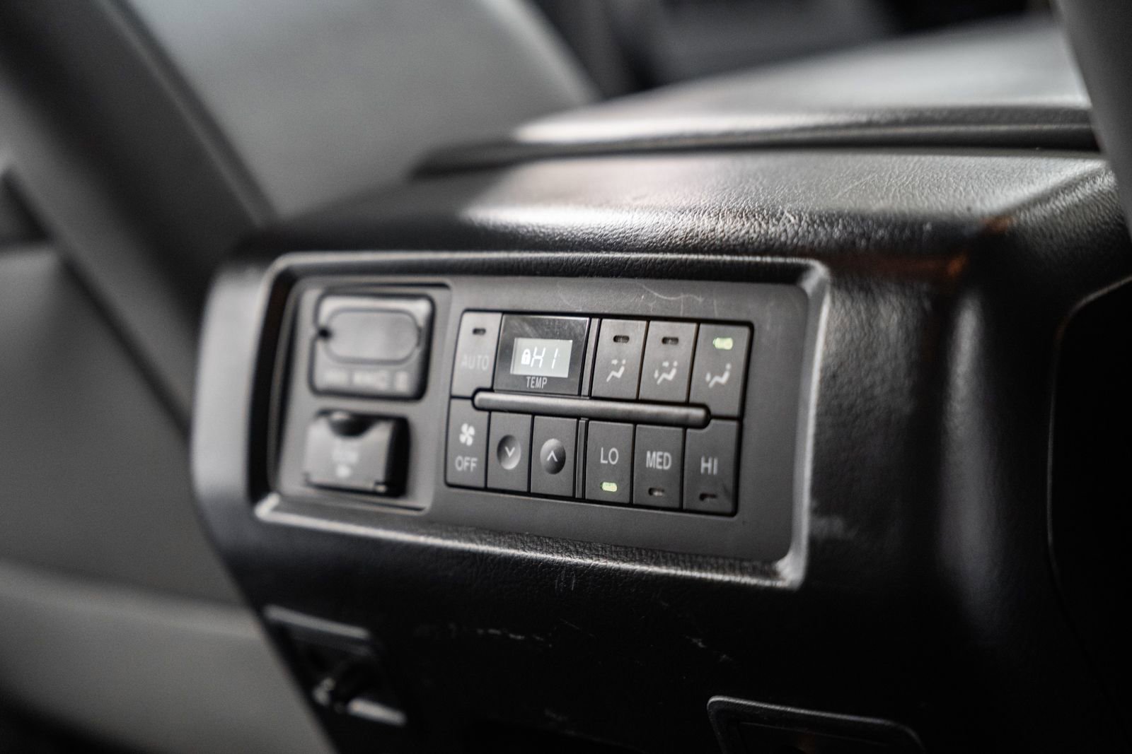 Used 2015 Toyota Sequoia Limited image 40