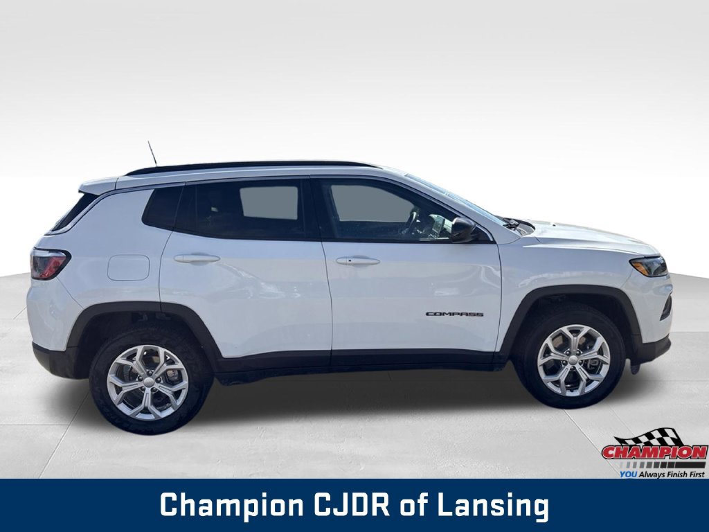 Used 2024 Jeep Compass Latitude AWD/4WD image 10