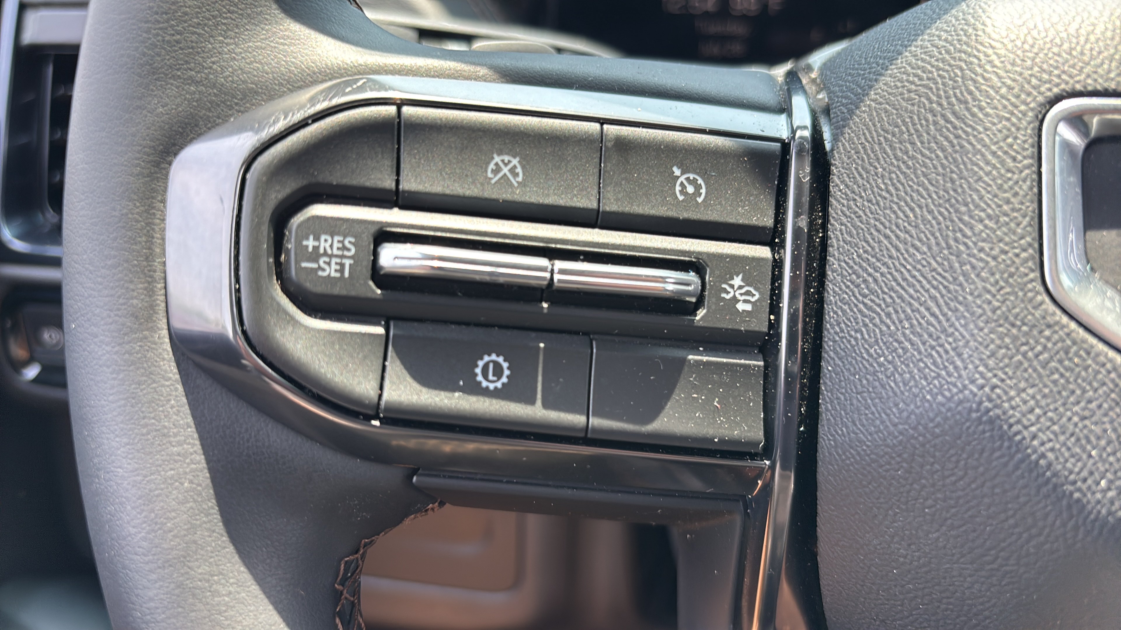Used 2025 GMC Yukon XL AT4 AWD/4WD image 28