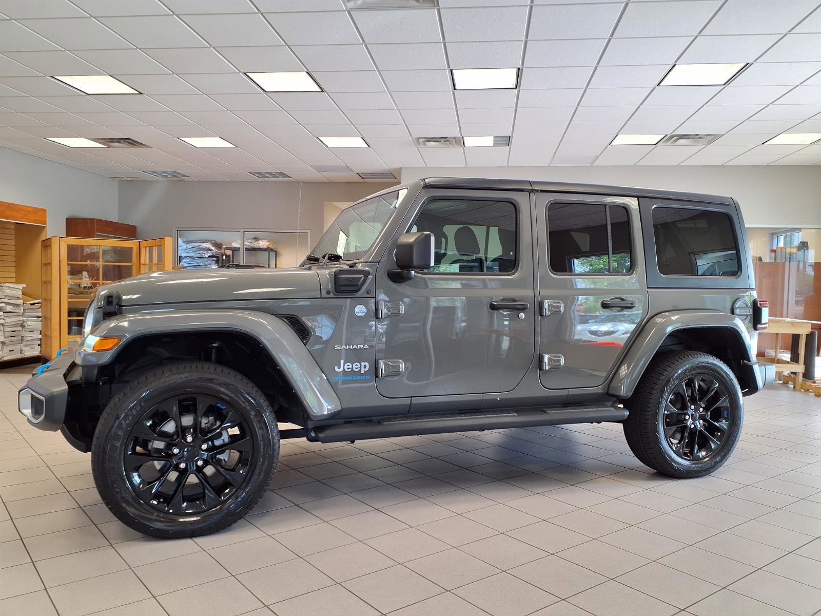Used 2023 Jeep Wrangler Unlimited Sahara AWD/4WD image 2