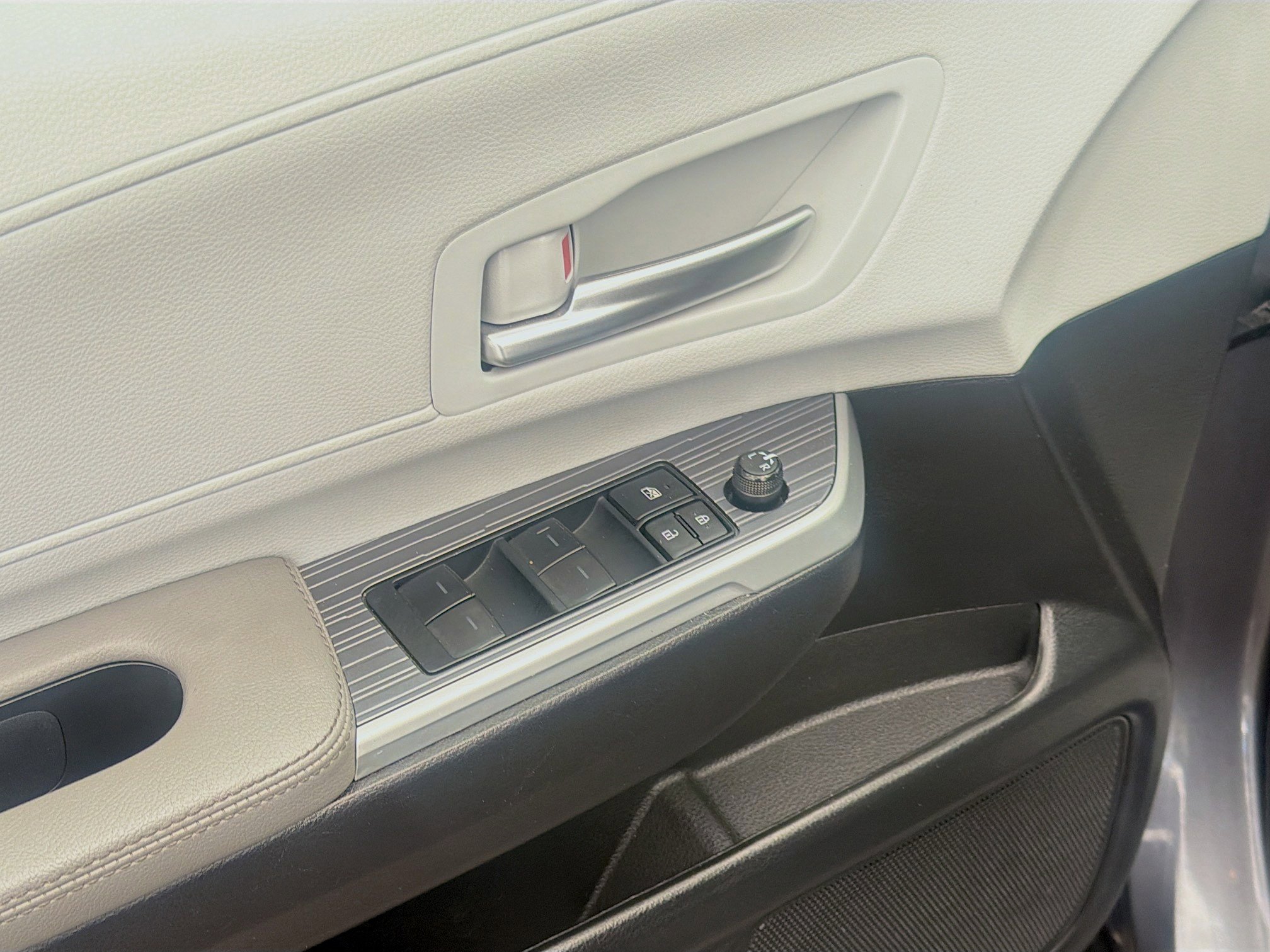 Used 2025 Toyota Sienna XLE image 23