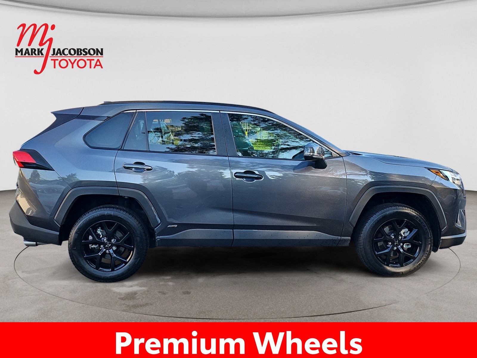 Used 2022 Toyota RAV4 XLE AWD/4WD image 7