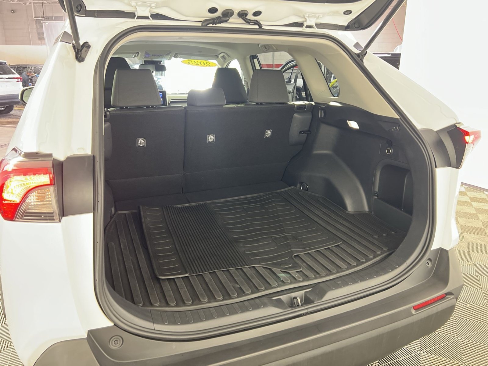 Used 2025 Toyota RAV4 XLE AWD/4WD image 26
