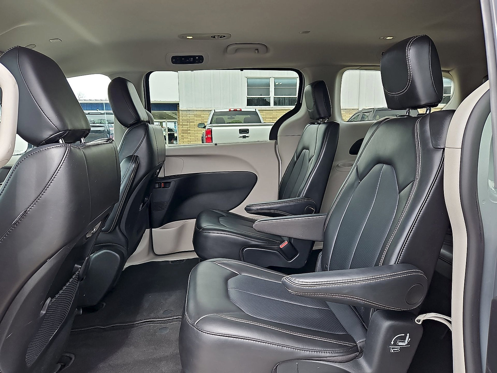Used 2024 Chrysler Pacifica Touring-L FWD image 20