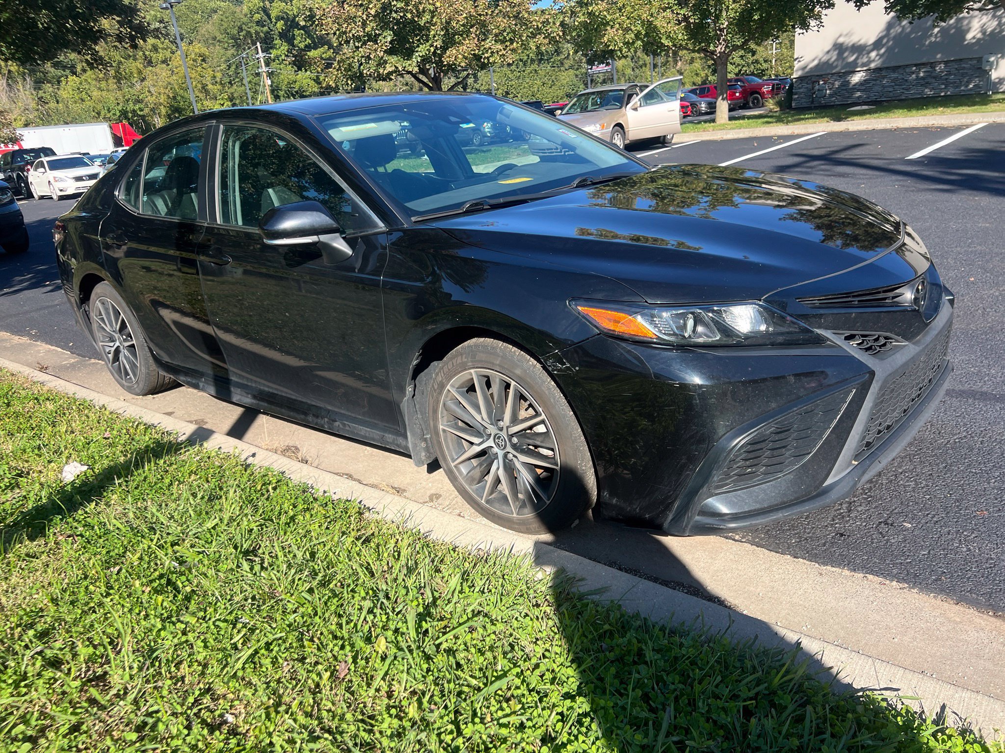 Used 2022 Toyota Camry SE FWD image 3