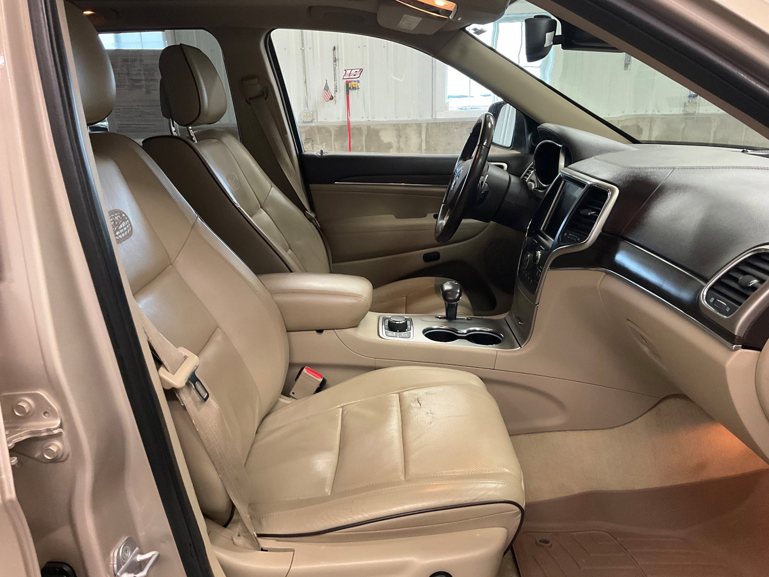 Used 2014 Jeep Grand Cherokee Overland w/ Advanced Technology Group AWD/4WD image 33
