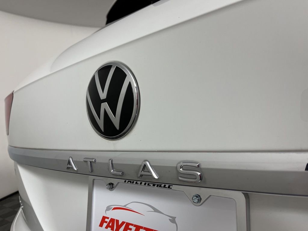 Used 2022 Volkswagen Atlas Cross Sport SE w/ Panoramic Sunroof Package image 3