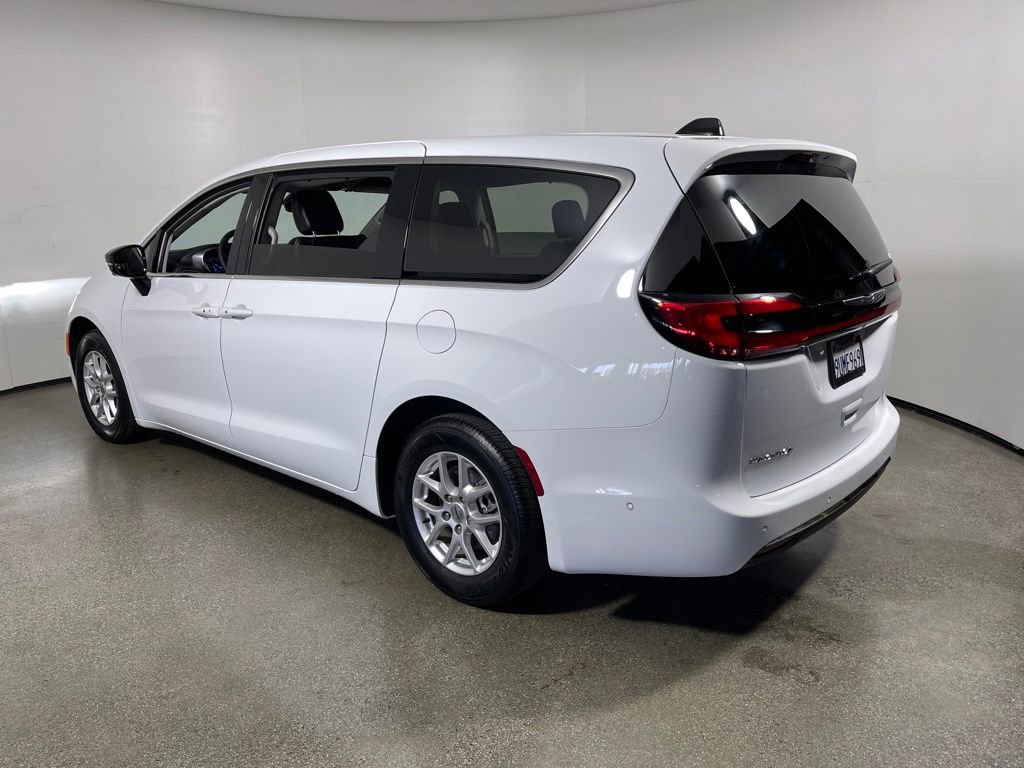 Used 2024 Chrysler Pacifica Touring-L image 5