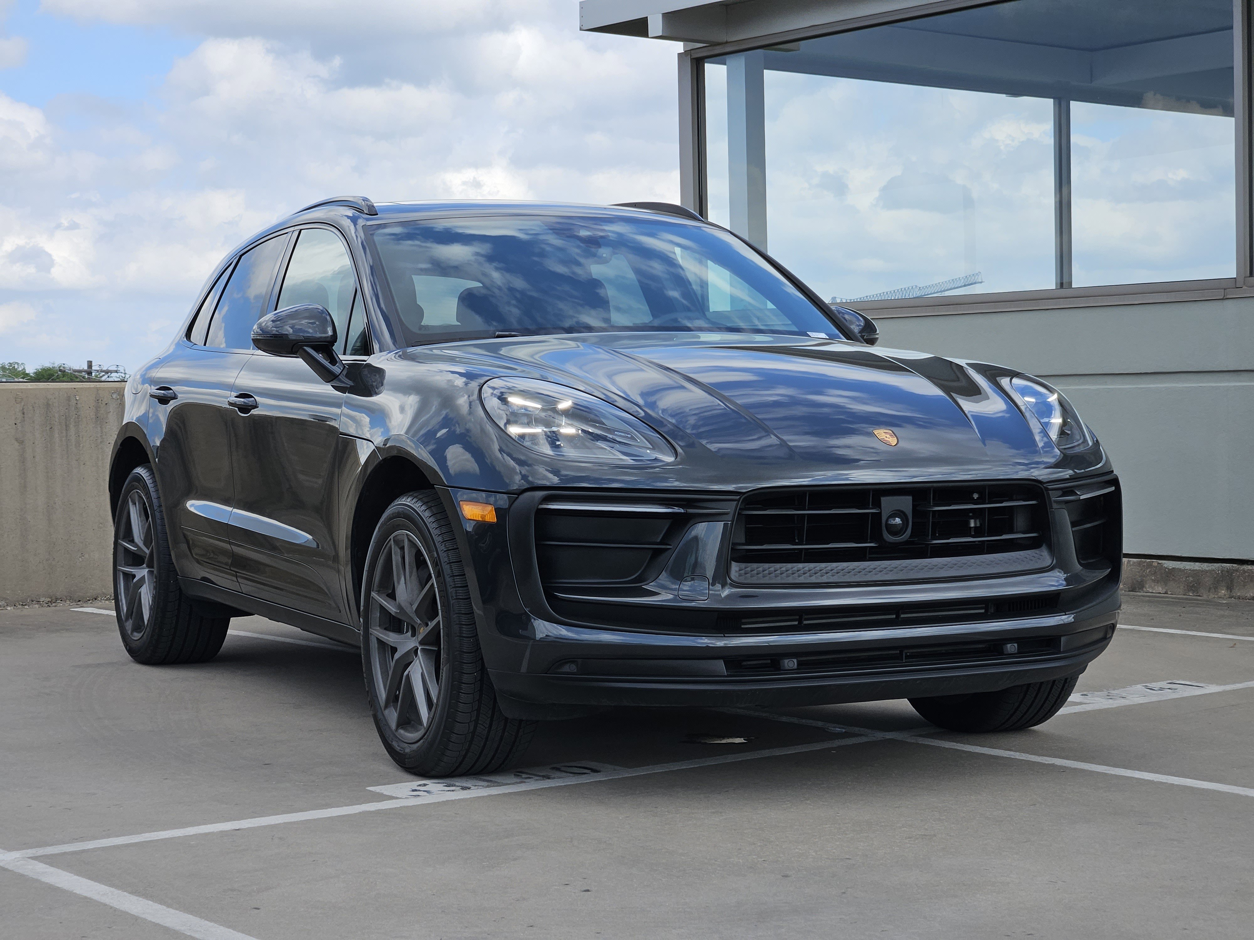Certified 2025 Porsche Macan image 10