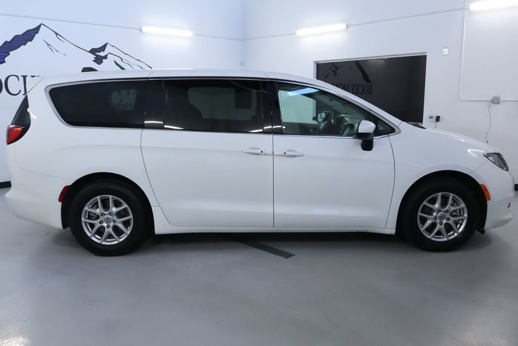 Used 2023 Chrysler Voyager LX image 8
