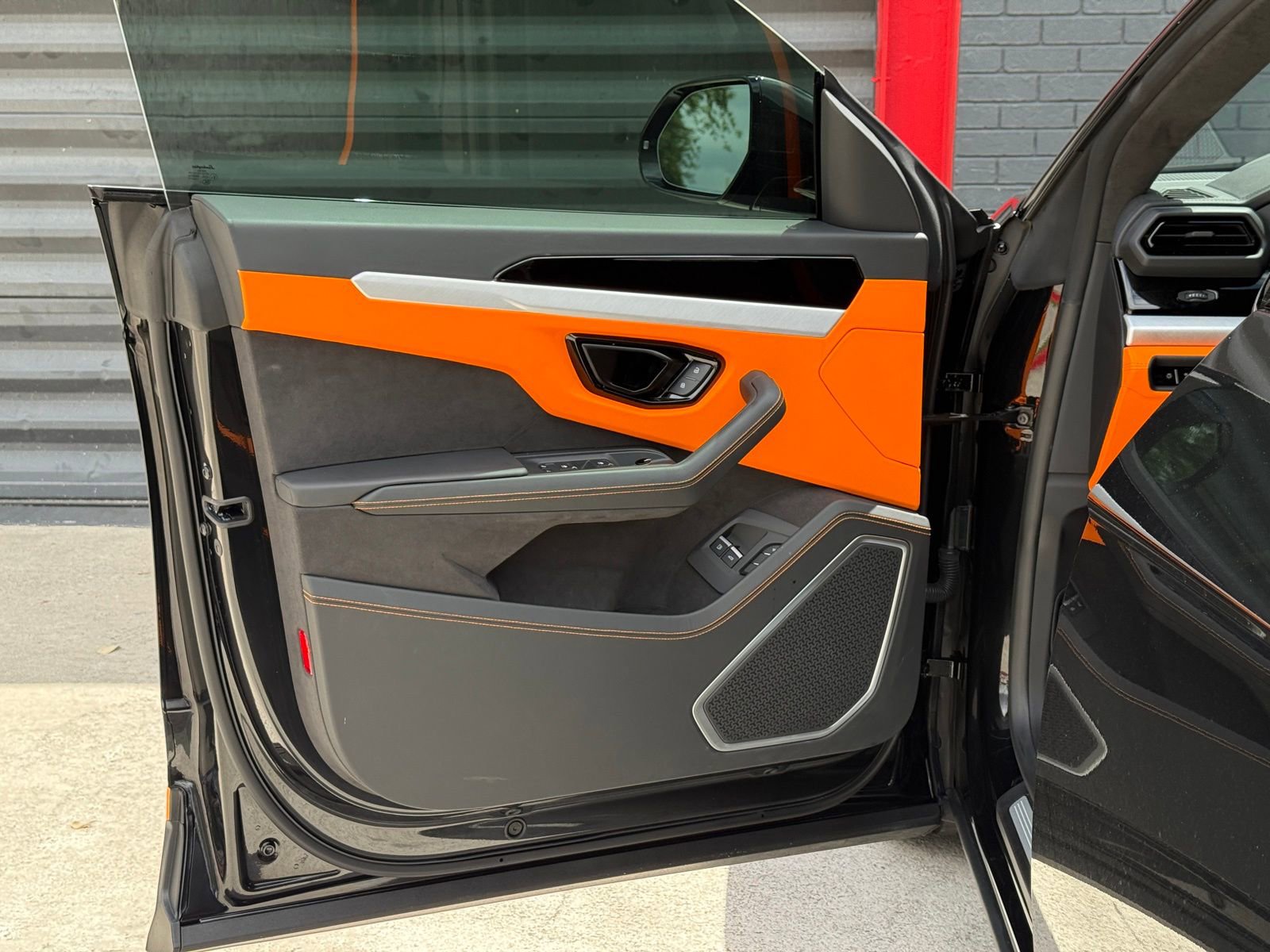 Used 2025 Lamborghini Urus SE image 14