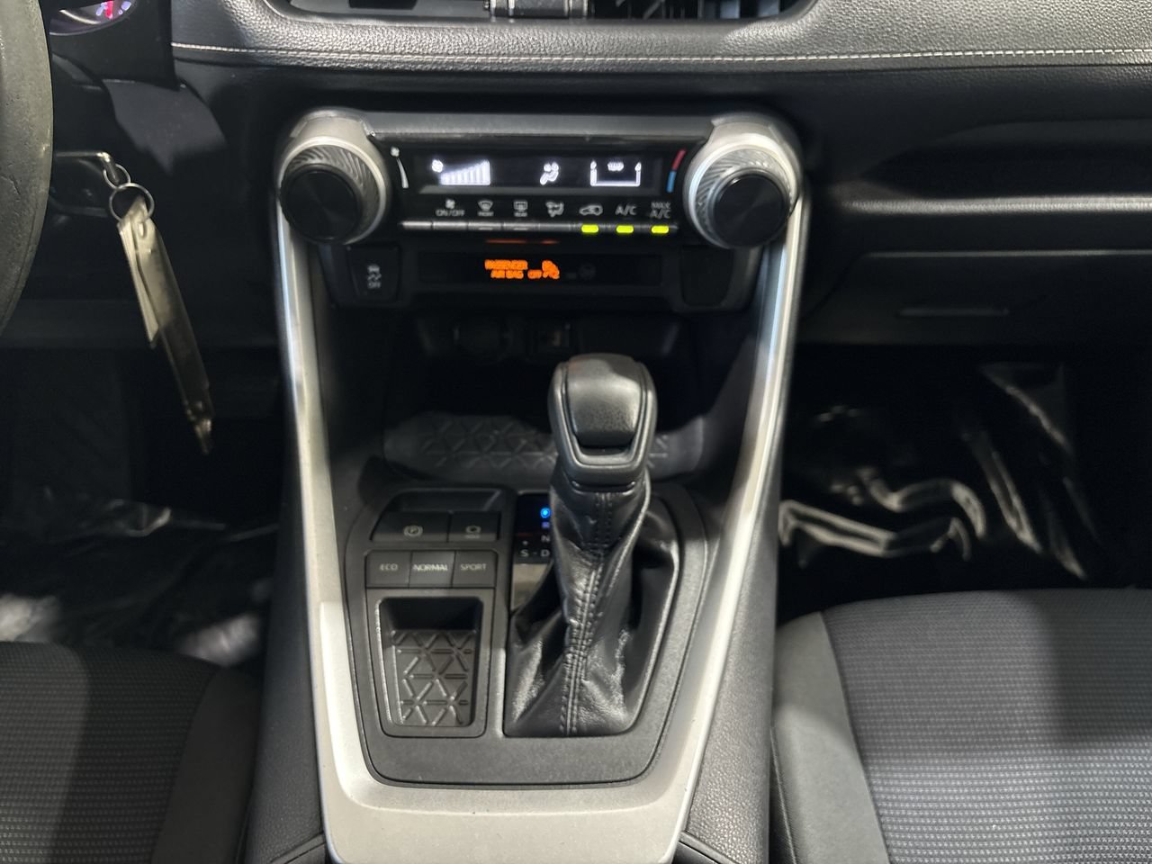 Used 2019 Toyota RAV4 LE FWD image 20