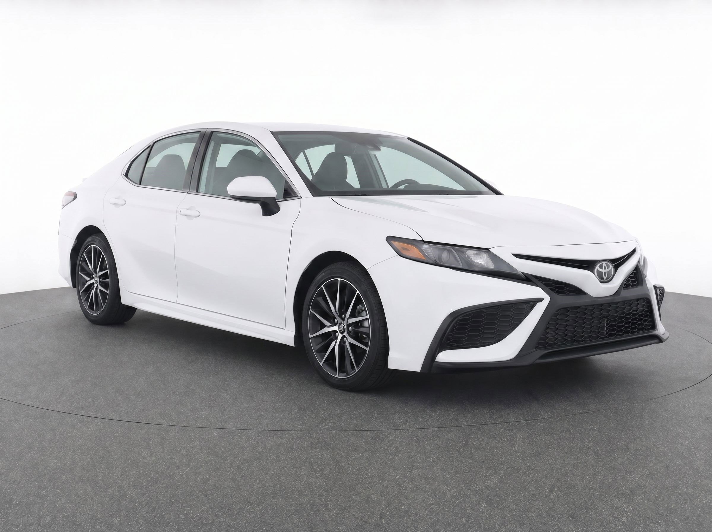 Used 2021 Toyota Camry SE FWD image 2