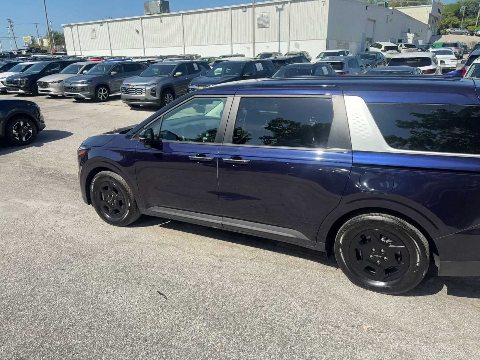 Used 2026 Kia Carnival FWD image 9