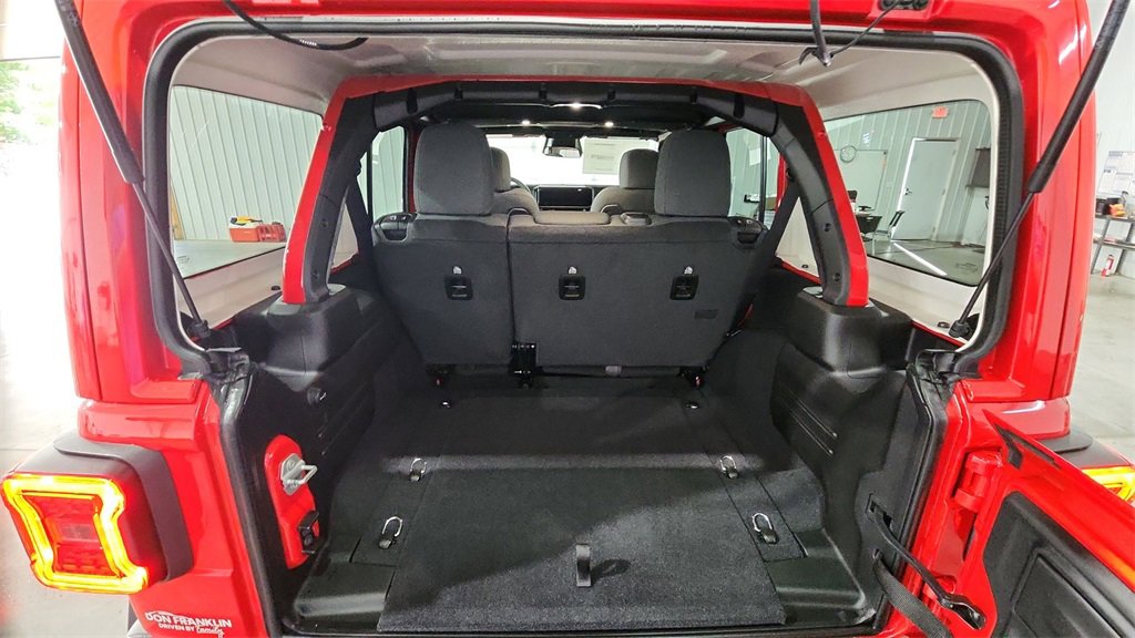 New 2026 Jeep Wrangler Unlimited Rubicon w/ Xtreme 35 Tire Package image 26