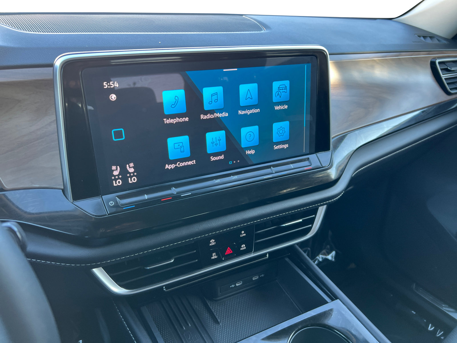 Used 2025 Volkswagen Atlas SE image 13