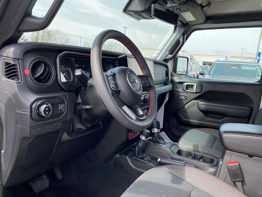 Used 2024 Jeep Gladiator Rubicon w/ Technology Group AWD/4WD image 9