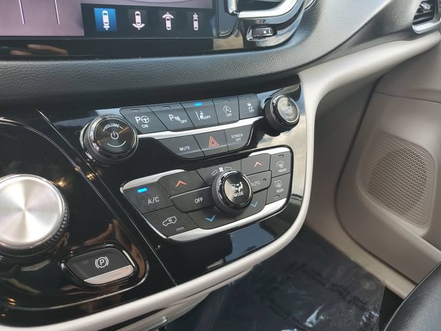 Used 2020 Chrysler Pacifica Touring-L w/ Tire & Wheel Group FWD image 18