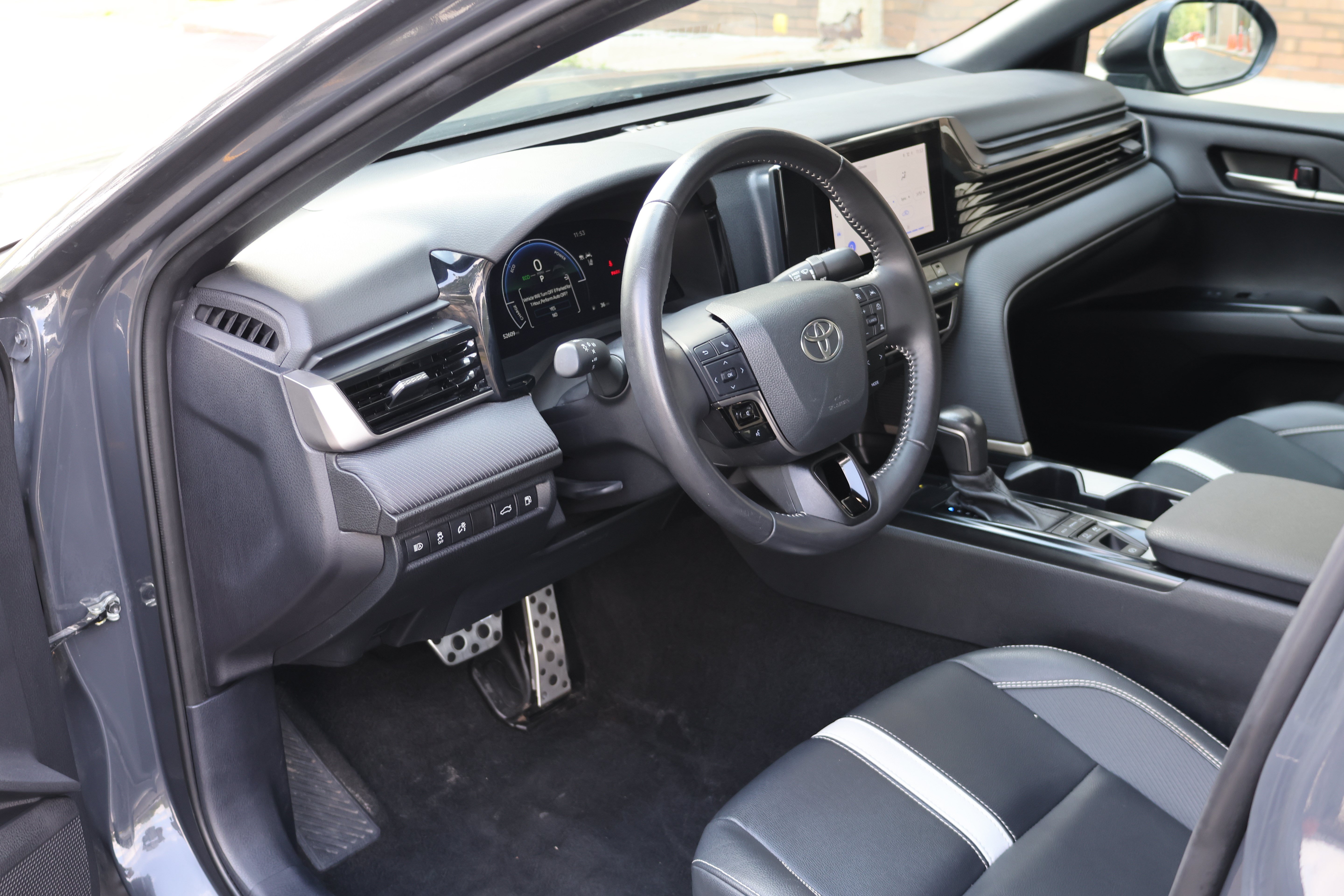 Used 2025 Toyota Camry SE FWD image 28