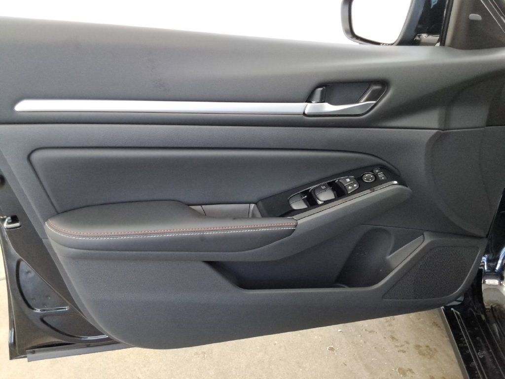Used 2025 Nissan Altima 2.5 SR w/ SR Premium Package FWD image 17