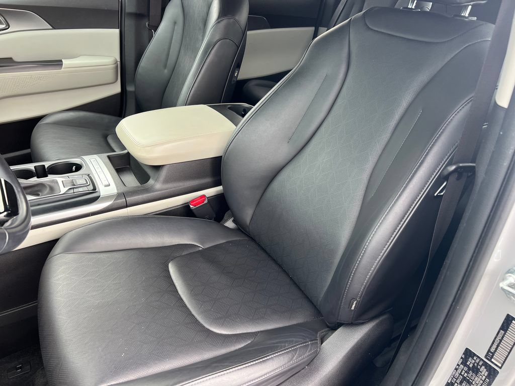 Used 2023 Kia Carnival LX FWD image 11