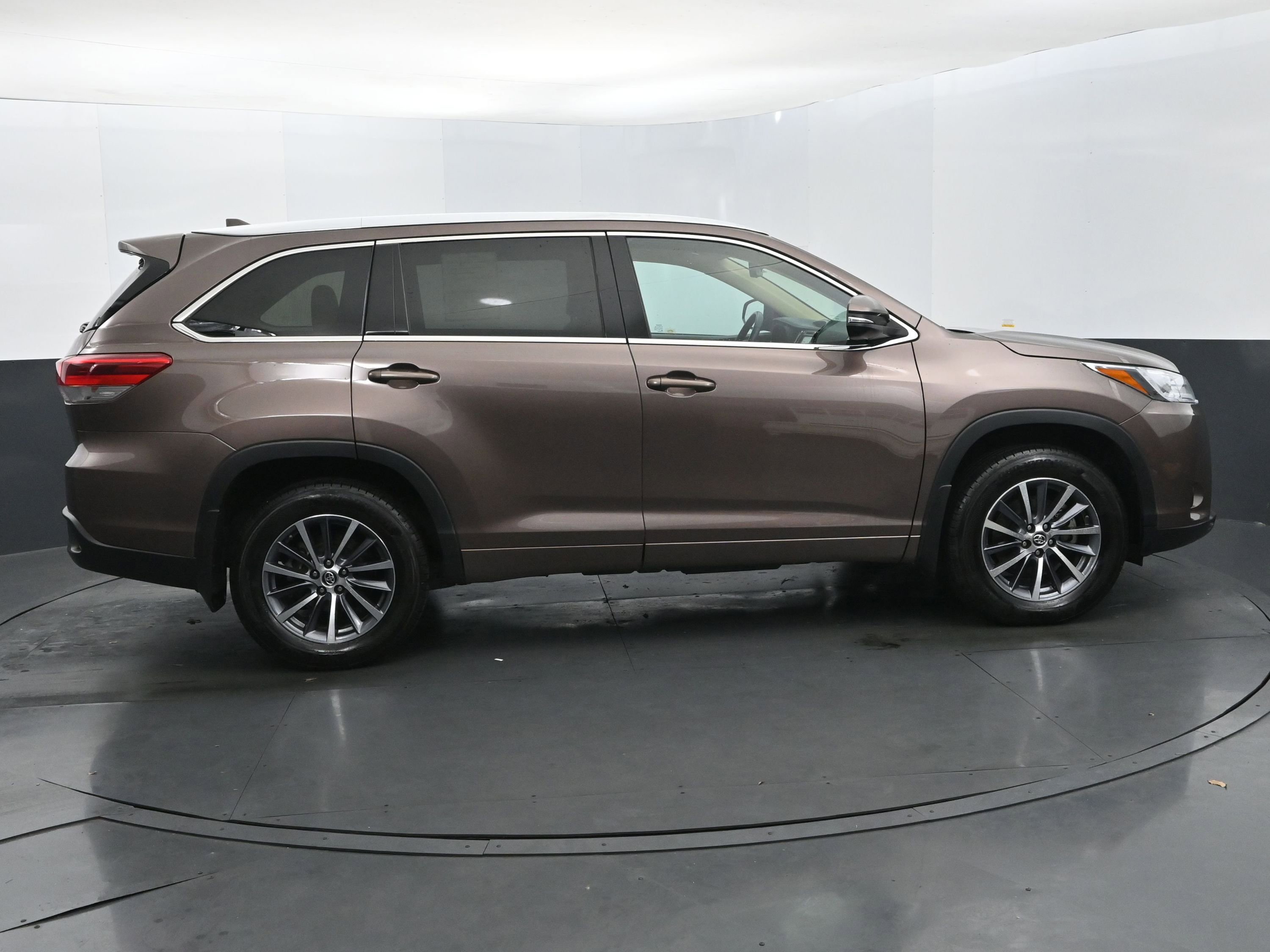 Used 2018 Toyota Highlander XLE image 6