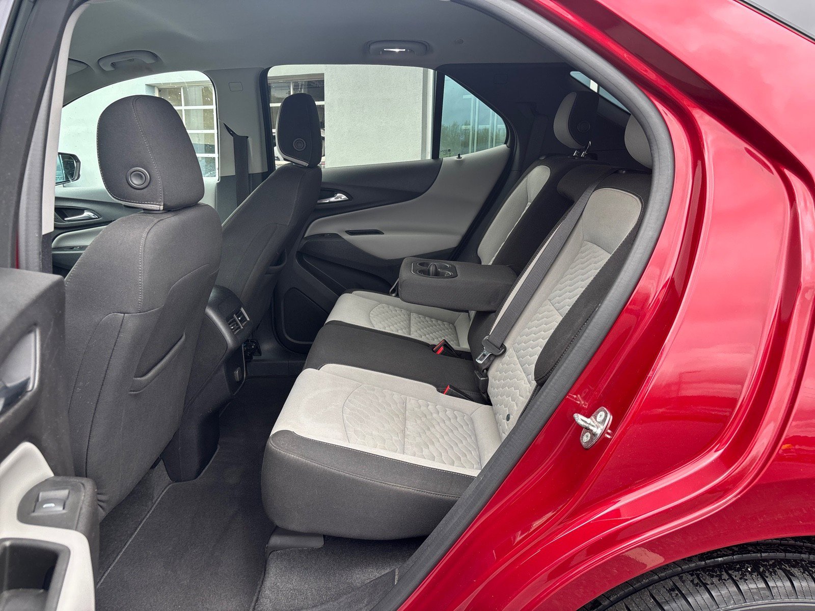 Used 2018 Chevrolet Equinox LT image 32