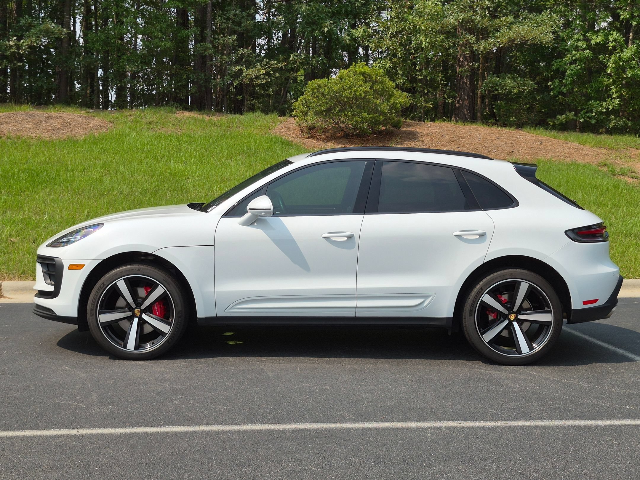 Certified 2025 Porsche Macan S AWD/4WD image 2