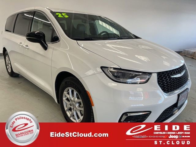 Used 2025 Chrysler Pacifica Select