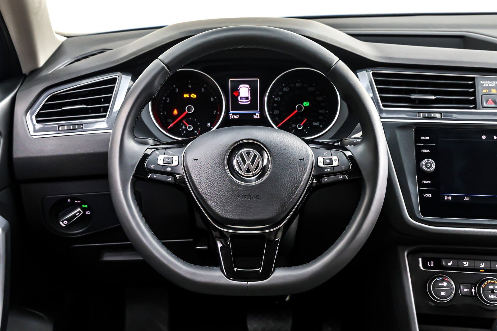 Used 2020 Volkswagen Tiguan SE image 18