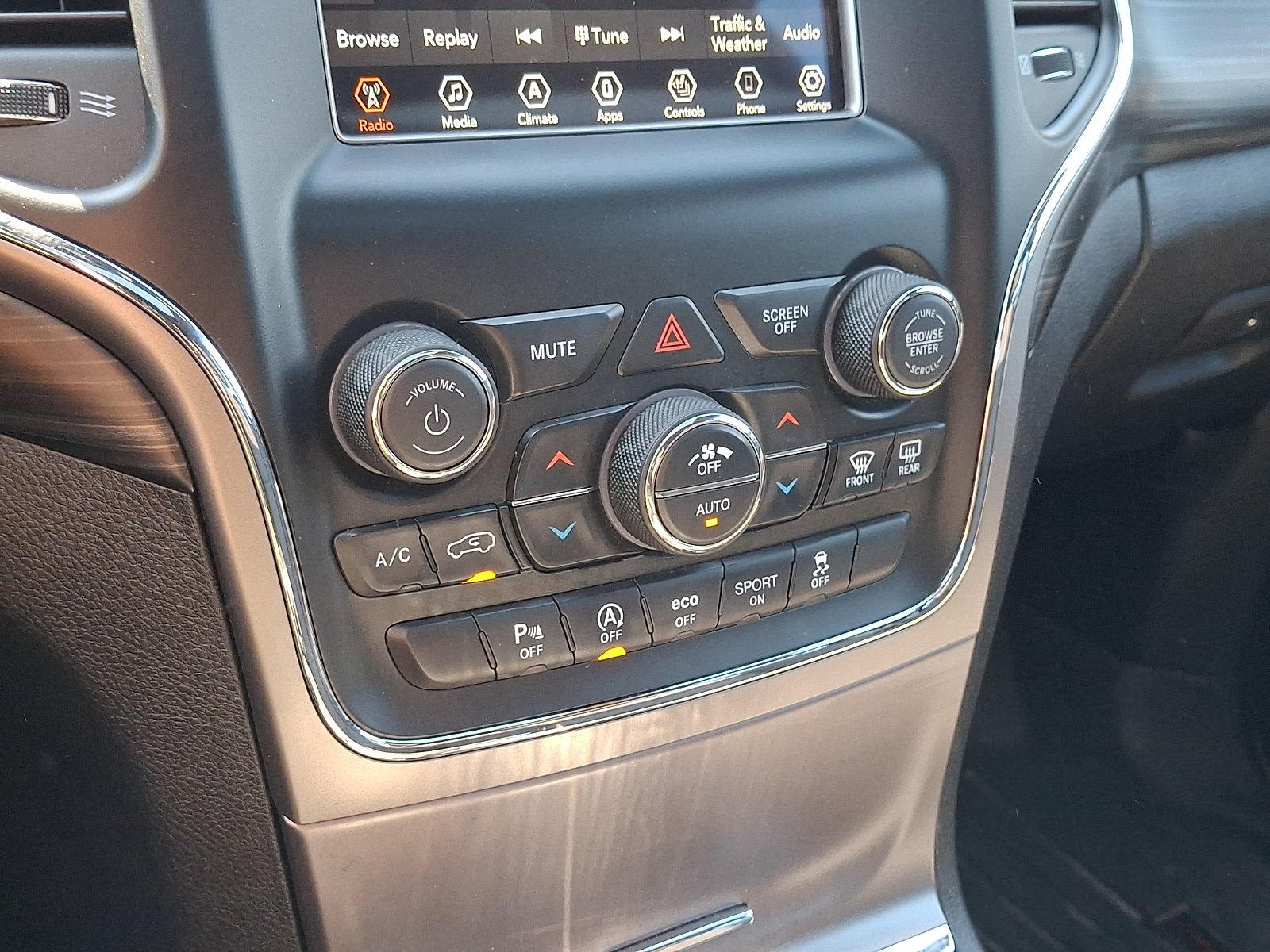 Used 2019 Jeep Grand Cherokee Laredo AWD/4WD image 18