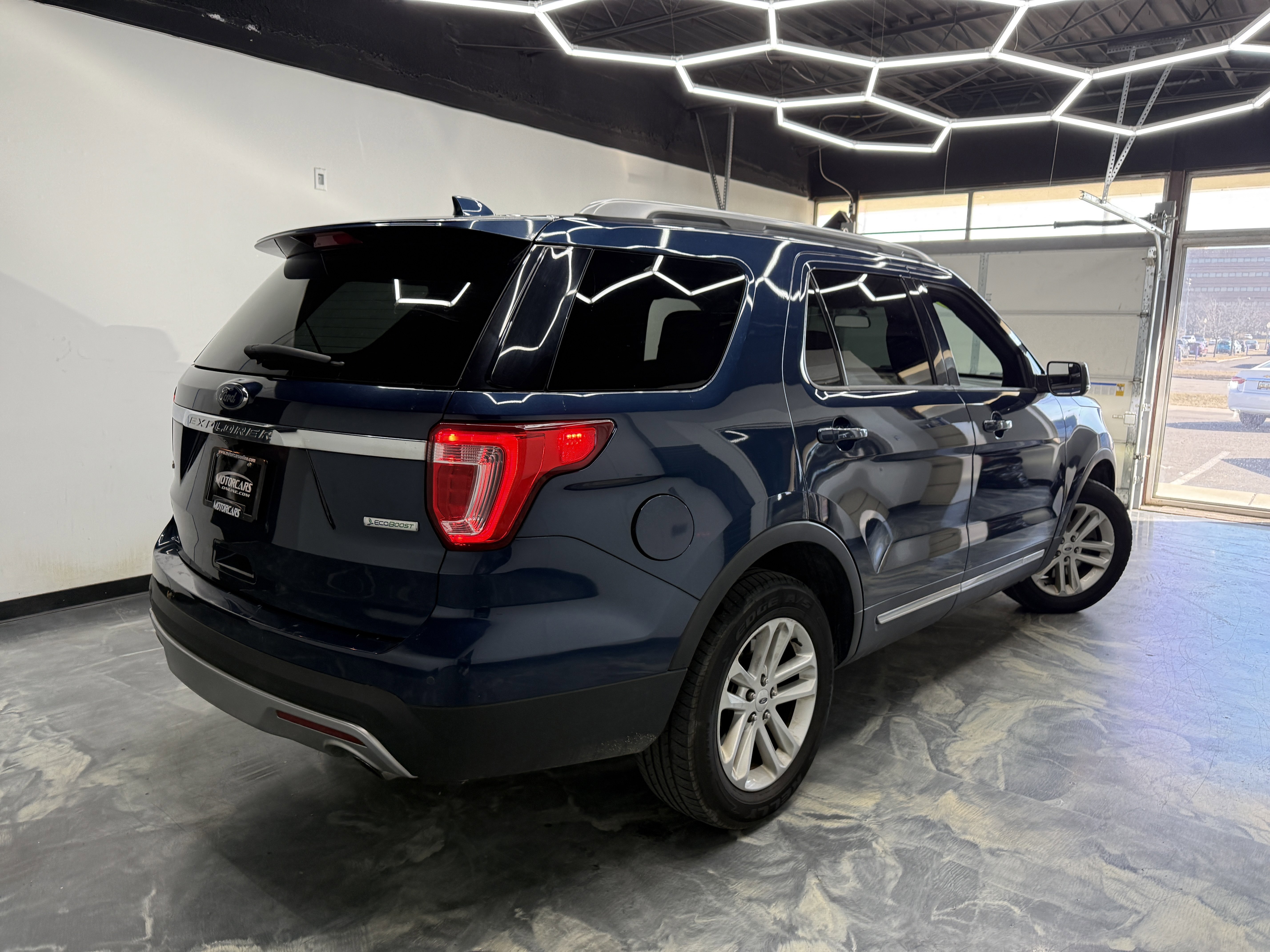 Used 2017 Ford Explorer XLT image 5