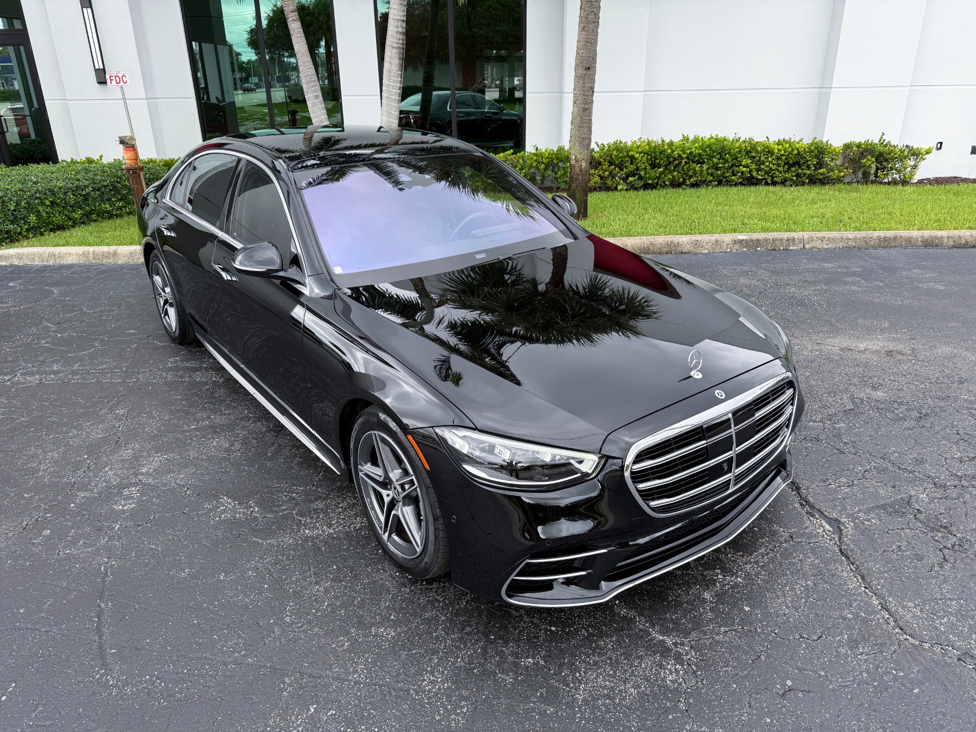 Used 2022 Mercedes-Benz S 500 4MATIC w/ AMG Line Package image 5