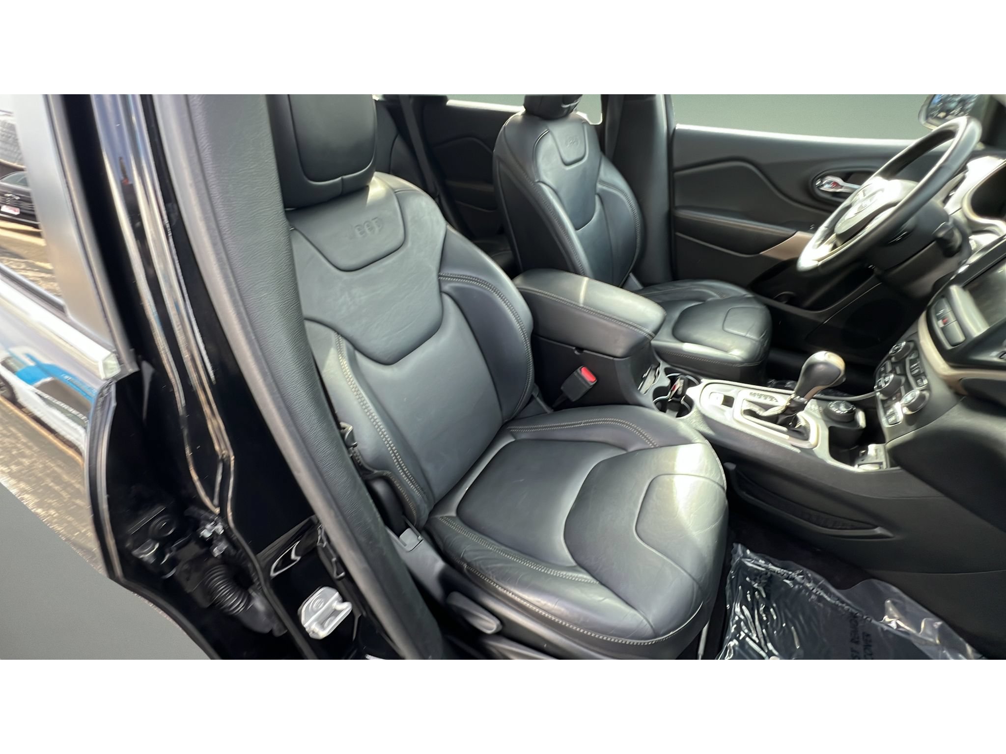 Used 2018 Jeep Cherokee Limited AWD/4WD image 32