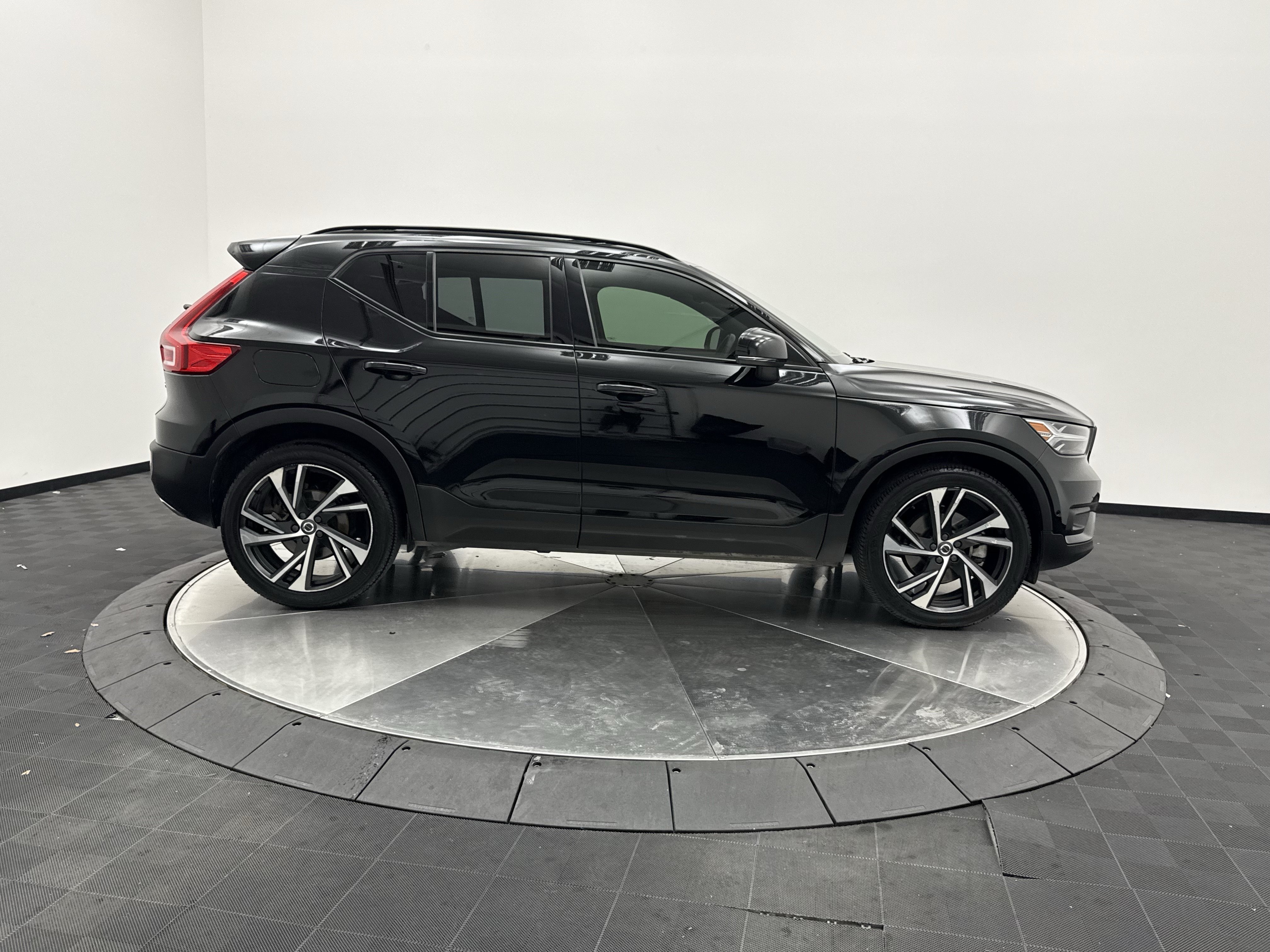 Used 2019 Volvo XC40 T5 R-Design AWD/4WD image 9