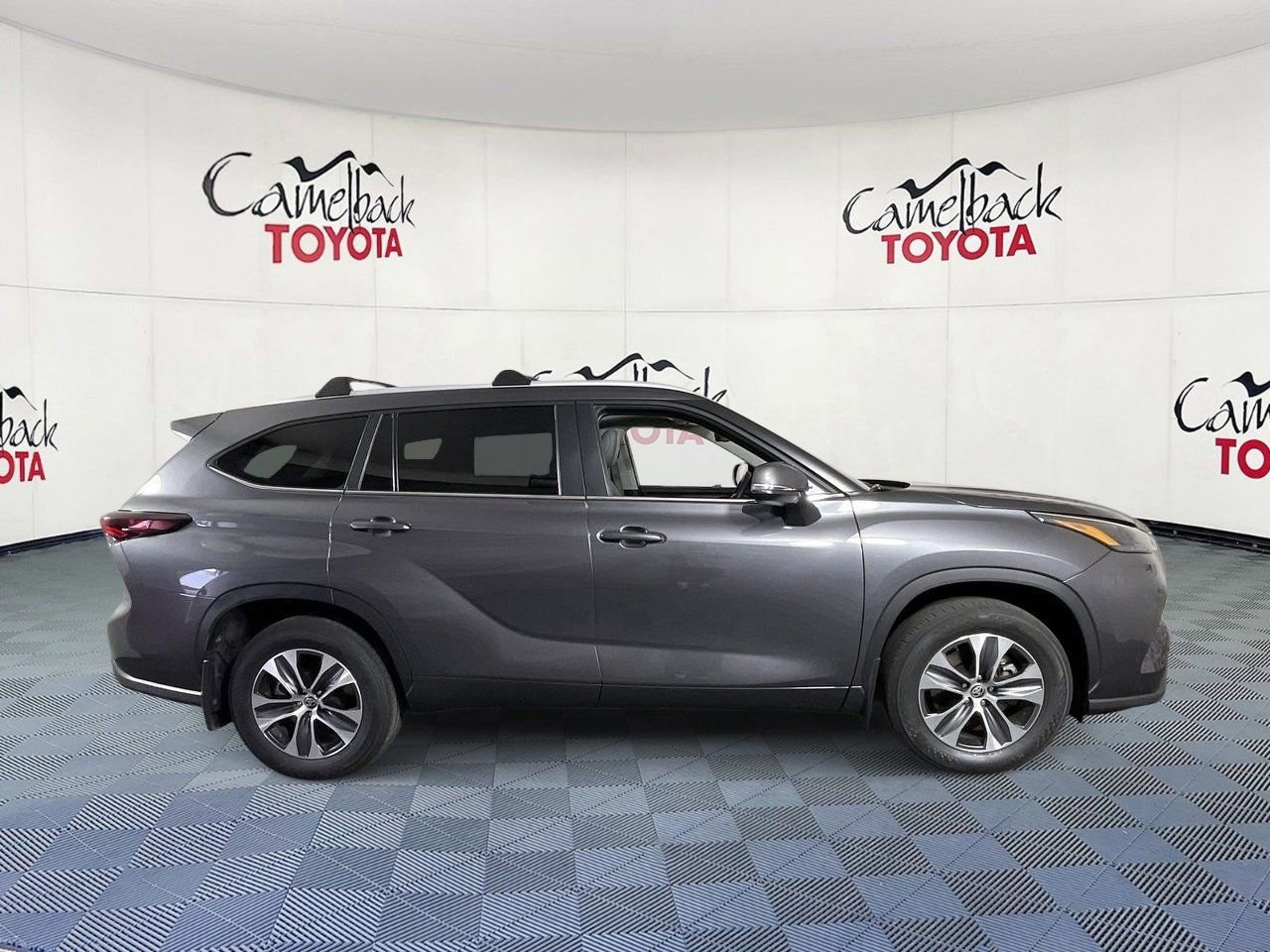 Used 2025 Toyota Highlander XLE AWD/4WD image 8