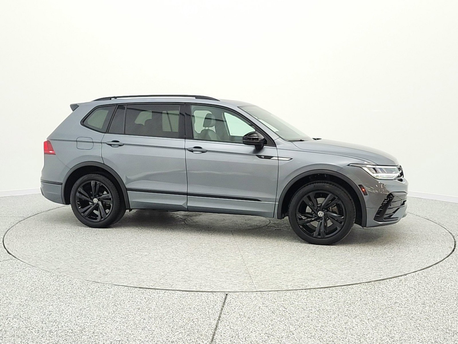 Used 2024 Volkswagen Tiguan SE R-Line image 4