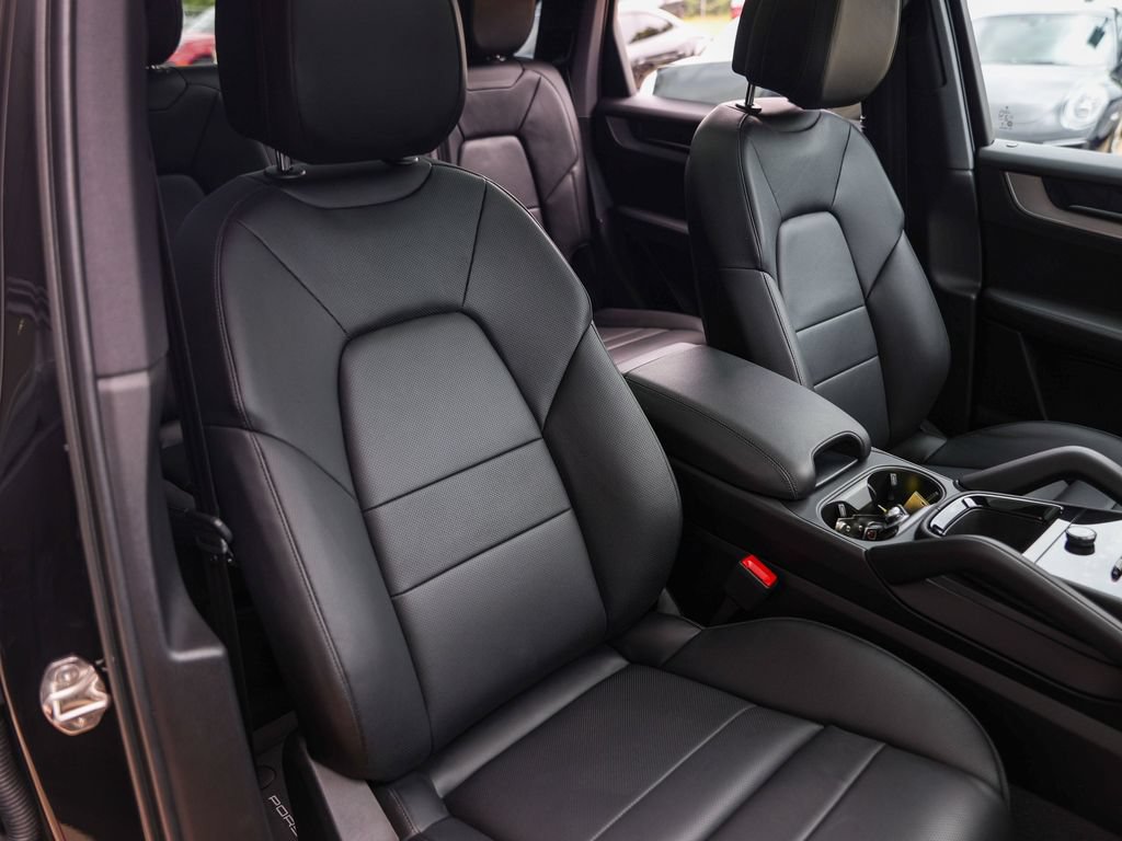 Certified 2025 Porsche Cayenne AWD/4WD image 36