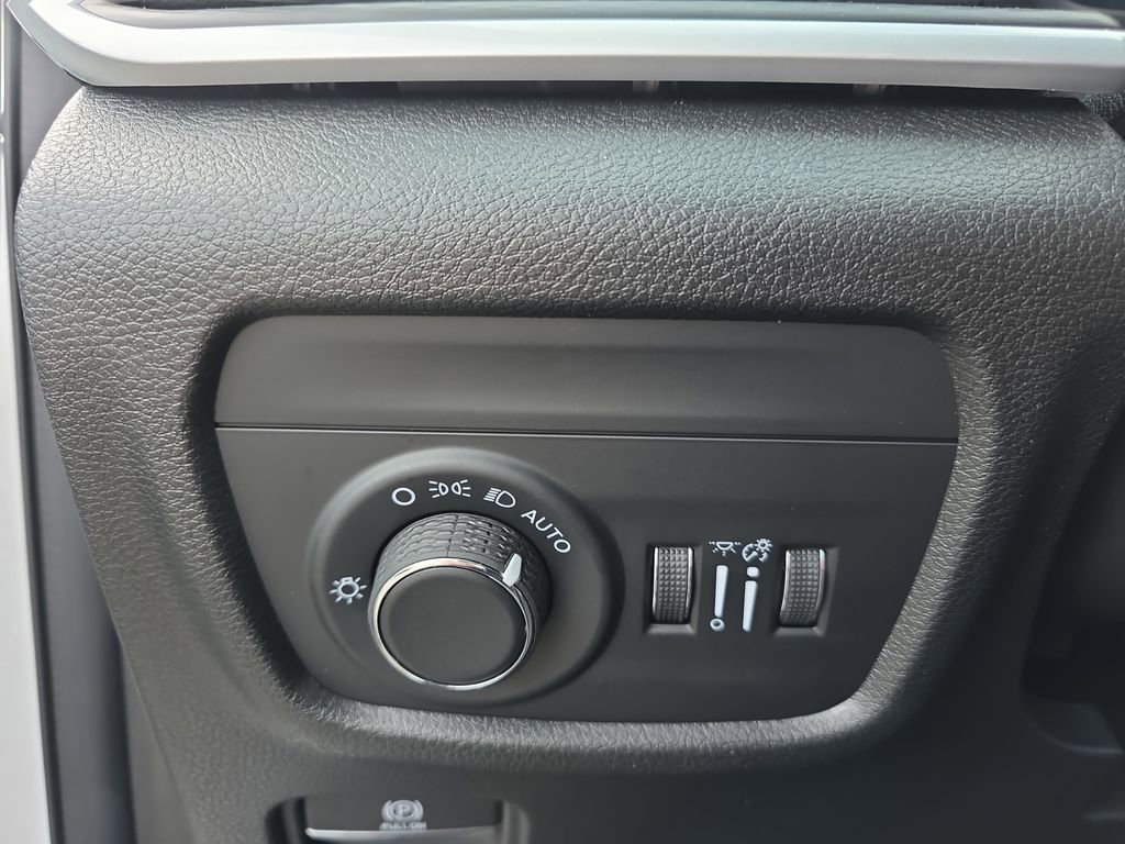 New 2025 Jeep Grand Cherokee Altitude image 25