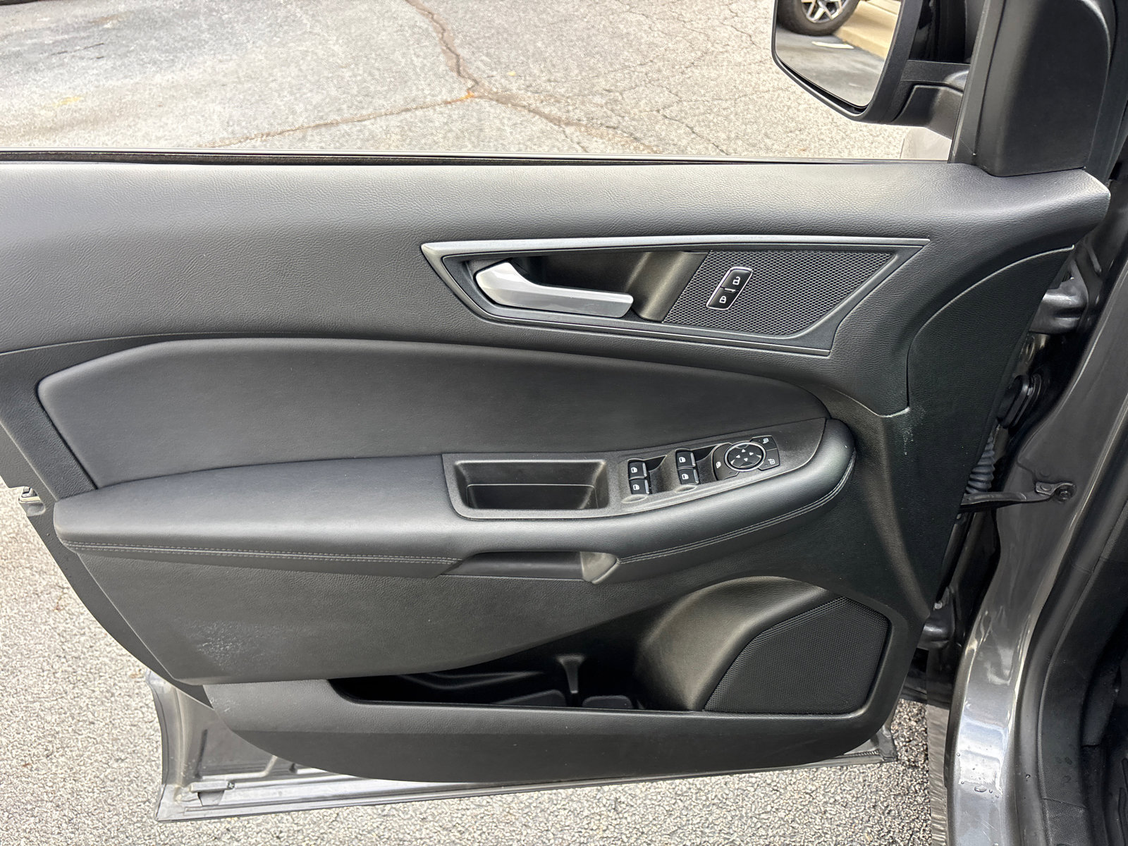 Used 2023 Ford Edge SE w/ Black Appearance Package image 11