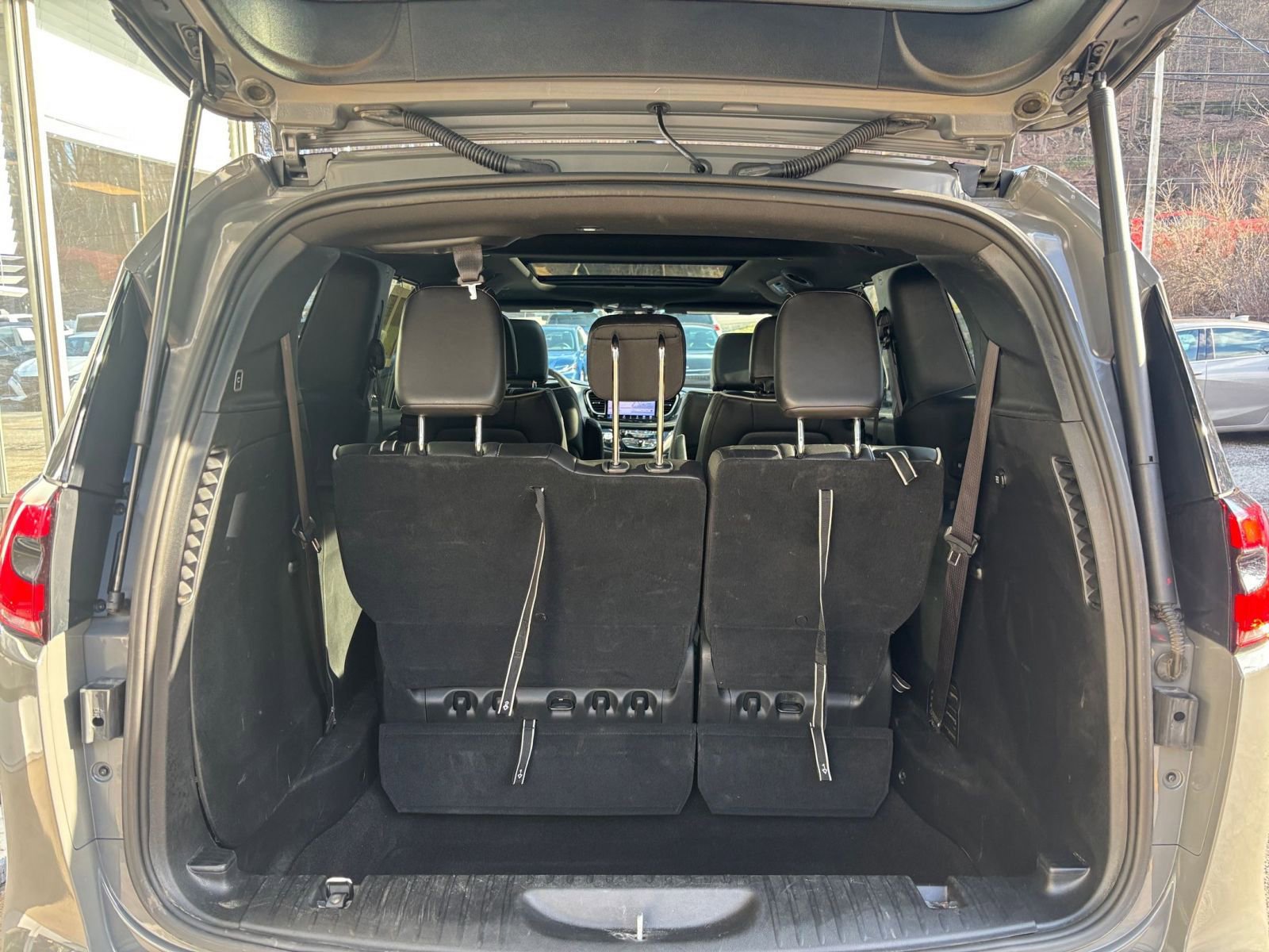 Used 2025 Chrysler Pacifica Limited image 34