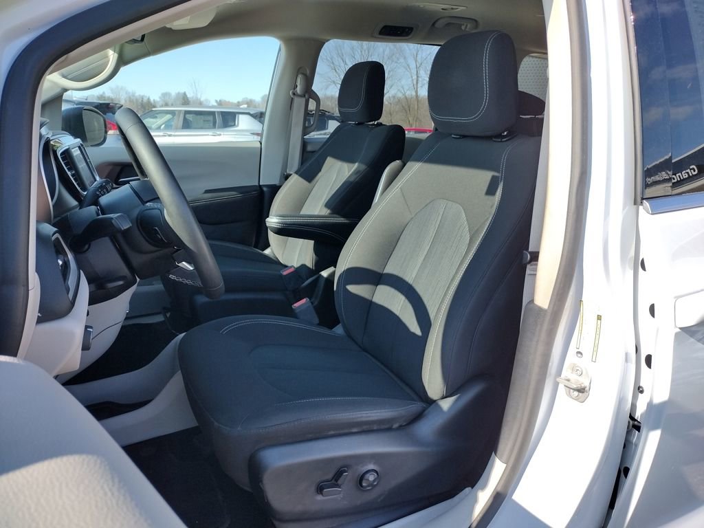Used 2024 Chrysler Voyager LX image 2