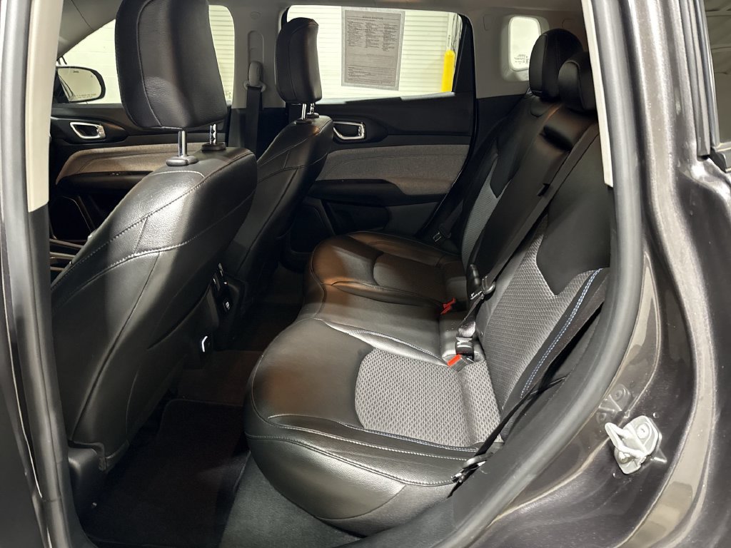 Used 2022 Jeep Compass Latitude AWD/4WD image 22
