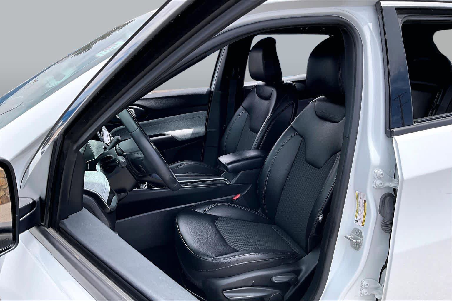 Used 2024 Jeep Compass Latitude AWD/4WD image 8